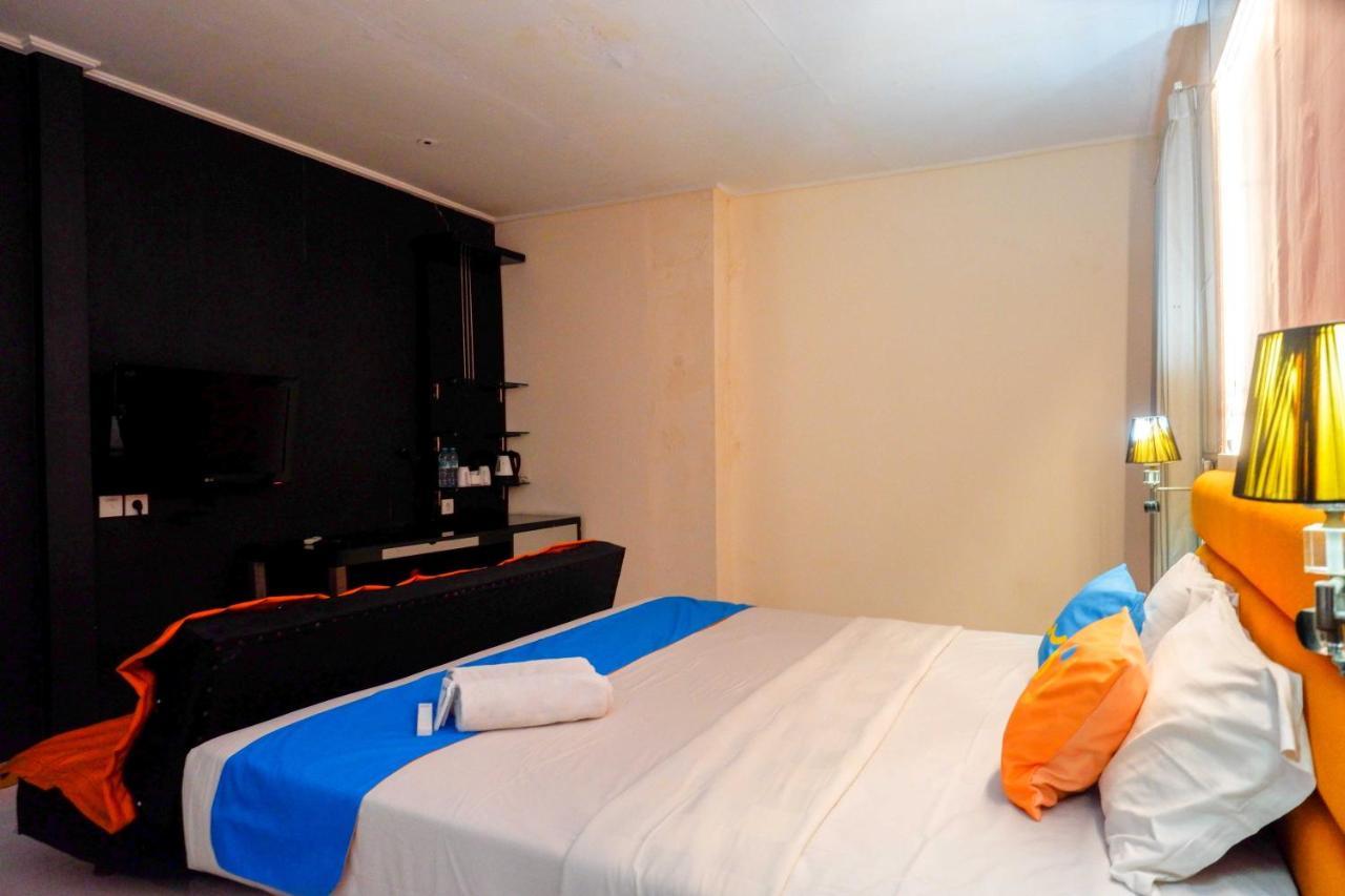 Sans Hotel International Surabaya Gubeng Bagian luar foto