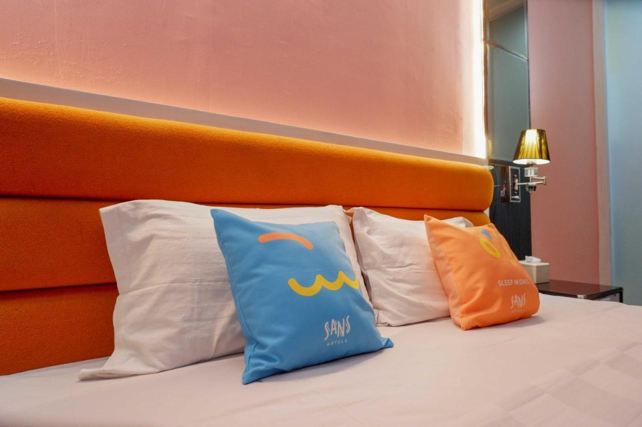Sans Hotel International Surabaya Gubeng Bagian luar foto