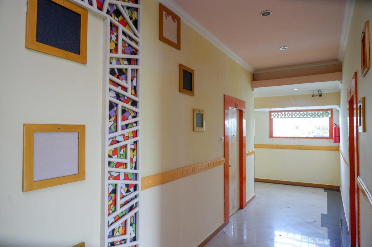Sans Hotel International Surabaya Gubeng Bagian luar foto