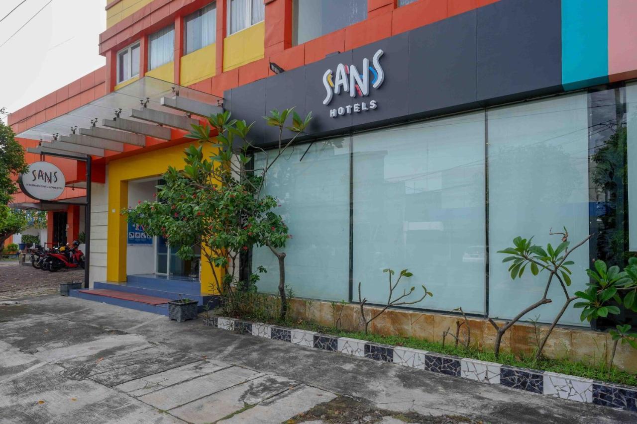 Sans Hotel International Surabaya Gubeng Bagian luar foto